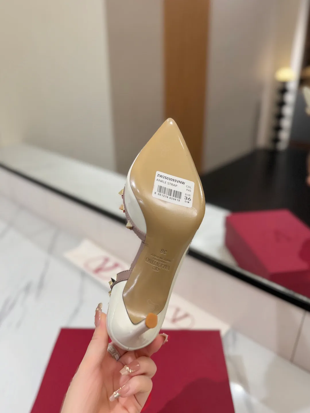 👟👟Ex-factory price 580👟👟 Valentino/Valentino rivet VT classic shoes, top replica! The side curves are perfect, the original molded custom-made rust-free rivets, and the textured hardware bring out a full sense of high-end, giving you a genuine foot feel! The first choice for high-end customers❤️ [Material] Upper: Original imported custom patent leather Lining: Original imported goatskin Outsole: Imported pearlescent leather outsole Heel height: 6.5CM Code number: 35-39 [34, 40, 41, 42 custom-made are not returnable]